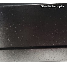 Nahaufnahme einer dunklen Oberfläche mit leichter Struktur