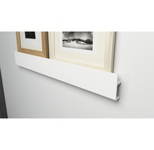 Wandleiste mit zwei Bilderrahmen an einer Wand