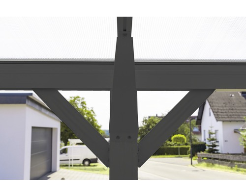 Detailansicht einer Carport-Konstruktion mit Stützpfeilern und Dachelementen