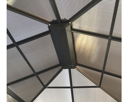 Detailansicht der Dachkonstruktion eines Pavillons mit Polycarbonatplatten