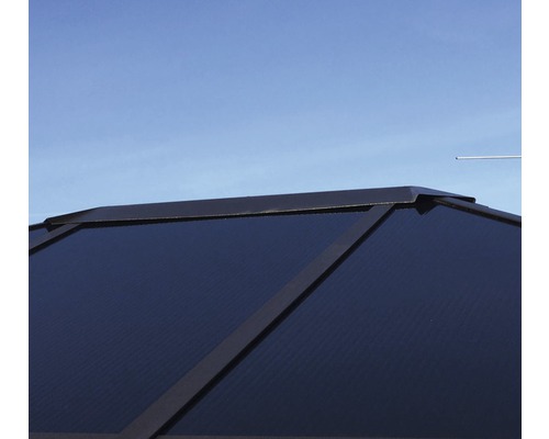 Detailansicht des Dachs eines Pavillons mit dunklen Paneelen