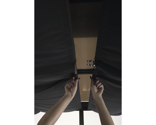 Detailansicht einer Person, die einen Pavillonvorhang an einer Schiene befestigt.