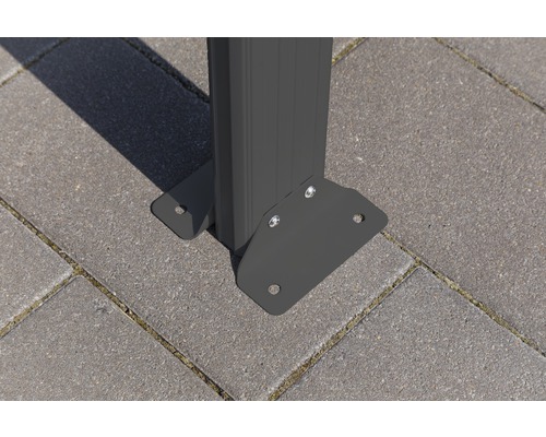 Detailansicht einer Pavillonbefestigung mit Montageplatte auf Pflastersteinen