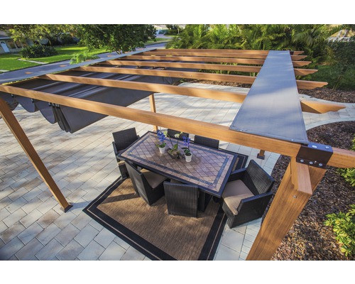 Pergola mit Esstisch und Stühlen im Garten