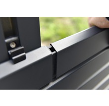 Detailaufnahme eines grauen Metallzauns mit Verbindungselementen