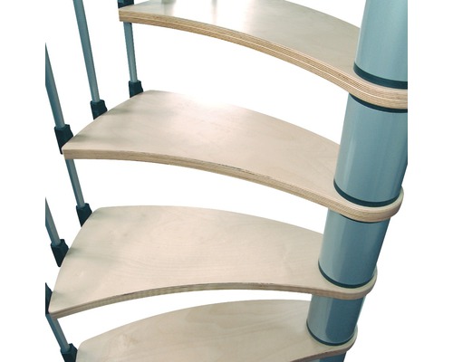 Detailaufnahme einer Wendeltreppe mit Holzstufen und Metallgeländer