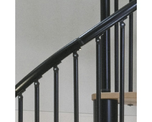 Detailaufnahme eines Geländers einer Wendeltreppe.