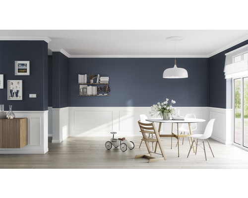 Heller Essbereich mit Esstisch, Stühlen, Wandregalen und dekorativen Elementen