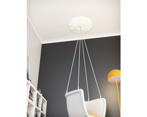 Deckenrosette mit Hängesessel in einem Wohnraum