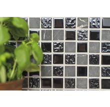 Mosaikfliesenwand mit Basilikumpflanze im Topf