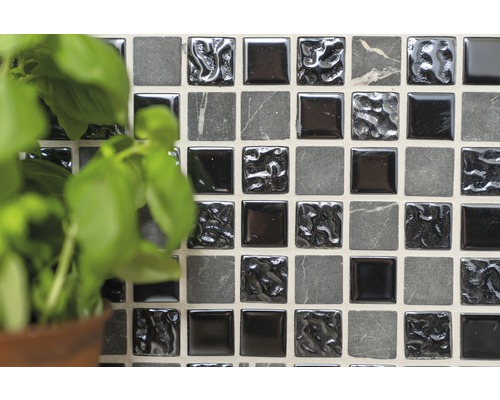 Mosaikfliesenwand mit Basilikumpflanze im Topf