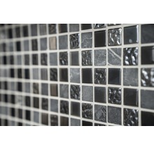 Nahaufnahme einer Mosaikfliese mit quadratischen Steinen