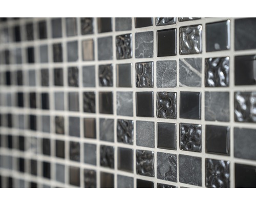 Nahaufnahme einer Mosaikfliese mit quadratischen Steinen