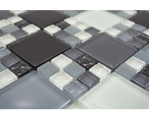 Mosaikfliese mit quadratischen Elementen aus Glas und Stein