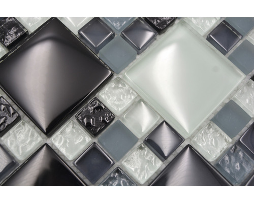 Nahaufnahme eines Mosaiks aus Glas und Keramik