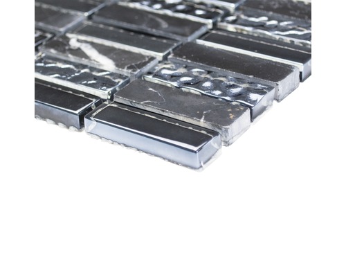 Mosaikmatte mit länglichen Steinen aus Naturstein und Metall