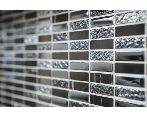 Mosaikfliesenwand mit rechteckigen Fliesen in verschiedenen Texturen