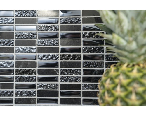 Wandfliesenmosaik aus Glas und Naturstein im Badezimmerbereich.