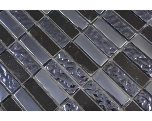 Mosaikfliese mit länglichen, glänzenden Elementen