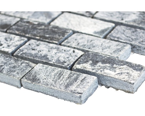 Mosaikfliese aus Naturstein im Mauerverbund