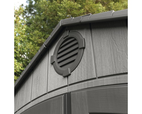 Detailansicht einer Gartenhütte mit Lüftungsgitter
