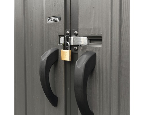 Detailansicht eines Gerätehauses mit schwarzem Griff und einem Vorhängeschloss am Verschluss