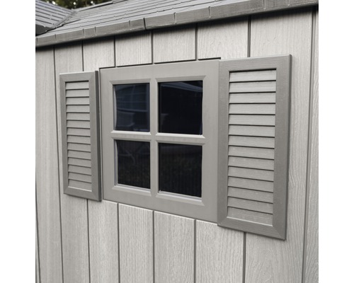 Detailansicht eines Gartenhausfensters mit Fensterläden