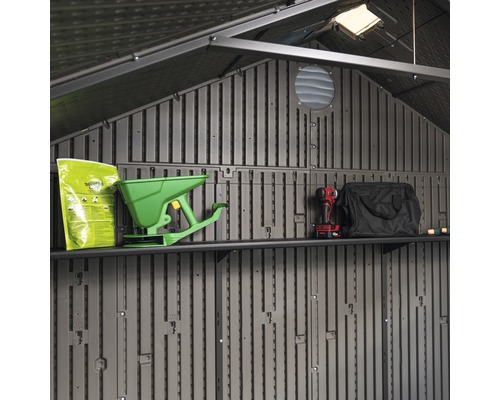 Innenansicht eines Gerätehauses mit Regalen und Gartenutensilien