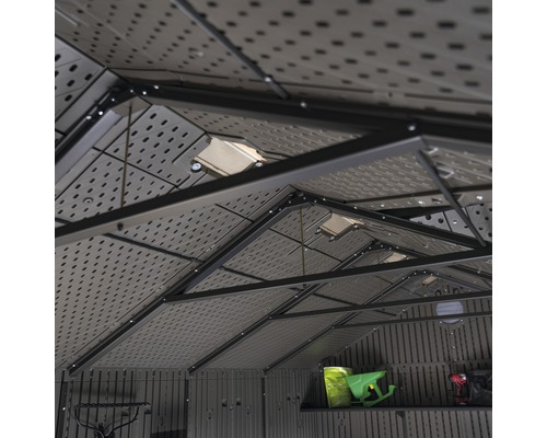 Innenansicht eines Gerätehauses mit Dachkonstruktion und Lichtausschnitten