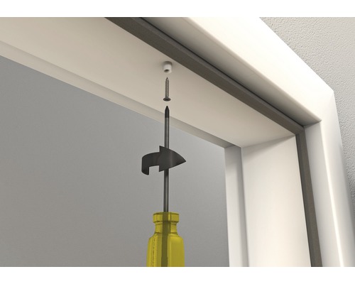 Montage eines Türschließers mit Schraubendreher am Türrahmen