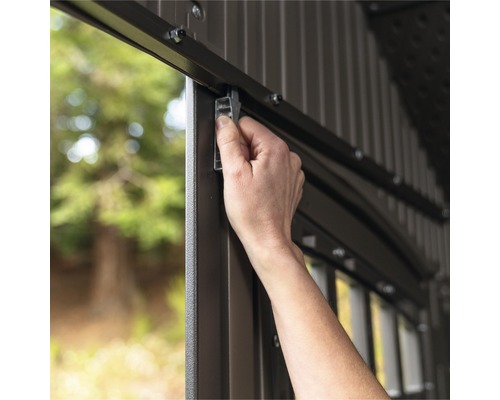 Detailansicht des Verschlusses eines Gerätehauses