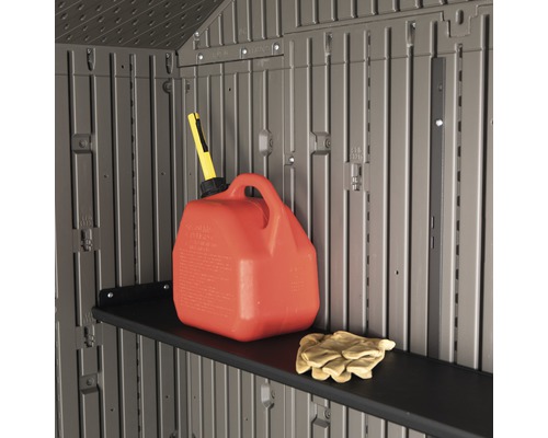 Innenansicht eines Gerätehauses mit Regal, Benzinkanister und Arbeitshandschuhen