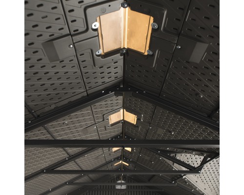 Innenansicht eines Gerätehauses mit Dachfenstern und Metallrahmen