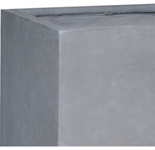 Detailaufnahme eines eckigen Pflanzkübels.