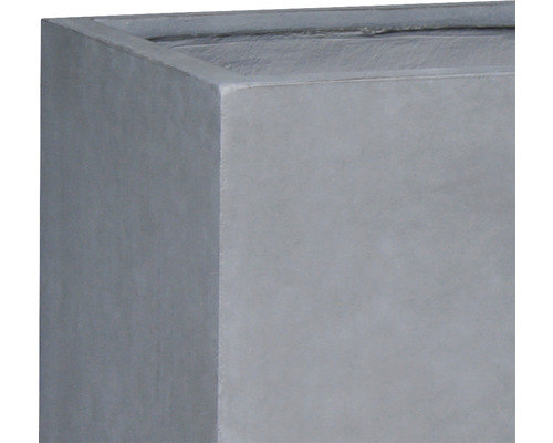 Detailaufnahme eines eckigen Pflanzkübels.