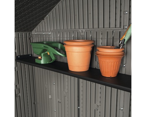 Regal im Gartenhaus mit Streuwagen und Pflanzentöpfen