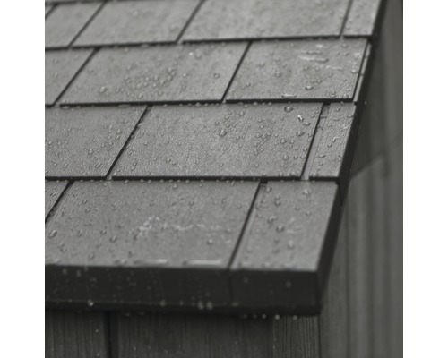 Detailaufnahme eines Daches mit Dachschindeln und Regentropfen.