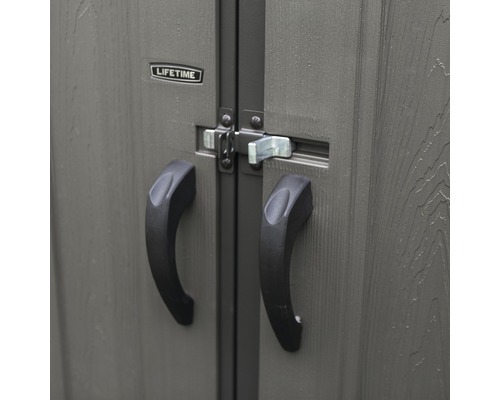Detailansicht einer Gartenschranktür mit Griffen, Riegel und Lifetime Logo