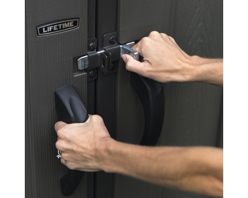 Eine Person schliesst ein Gerätehaus mit einem Riegel ab. Lifetime Logo.