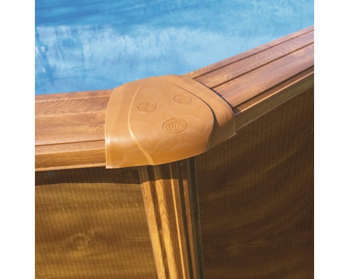 Detailansicht eines Swimmingpools mit Holzverkleidung und Eckstück