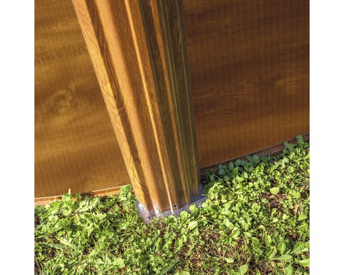 Detailansicht einer Gartenhauskonstruktion mit Pfosten und Wandelementen im Außenbereich.