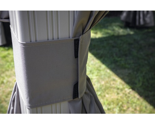 Detailaufnahme einer Pavillonstange mit Vorhangbefestigung