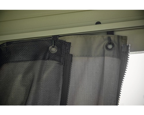 Detailansicht eines Pavillons mit Moskitonetz und Vorhang mit Reißverschlussaufhängung