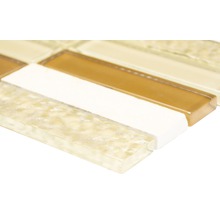 Detailaufnahme einer Mosaikfliese aus Glas und Keramik