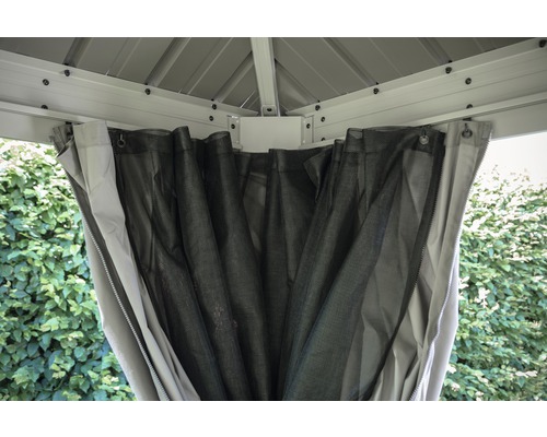 Detailansicht eines Pavillons mit Moskitonetz und Vorhängen