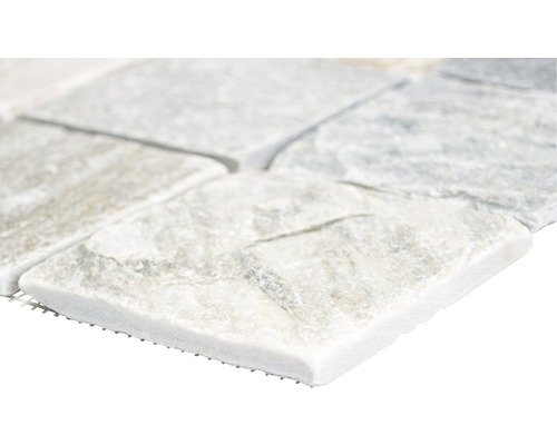 Detailaufnahme einer Natursteinmosaikfliese