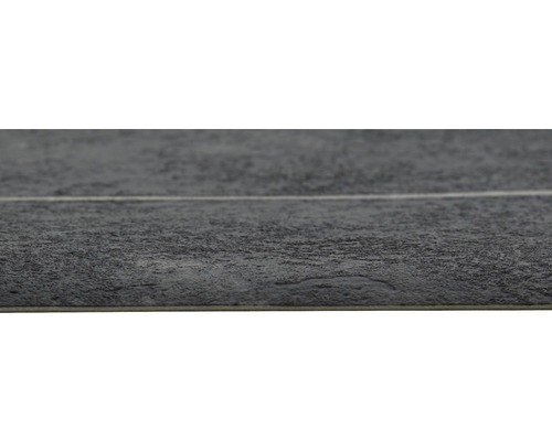 Nahaufnahme eines dunkelgrauen Vinylbodens mit Steinoptik