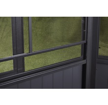 Detailansicht einer schwarzen Terrassenüberdachung mit integriertem Insektenschutzgitter