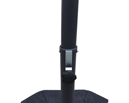 Detailansicht eines Sonnenschirmständers mit Feststellschraube