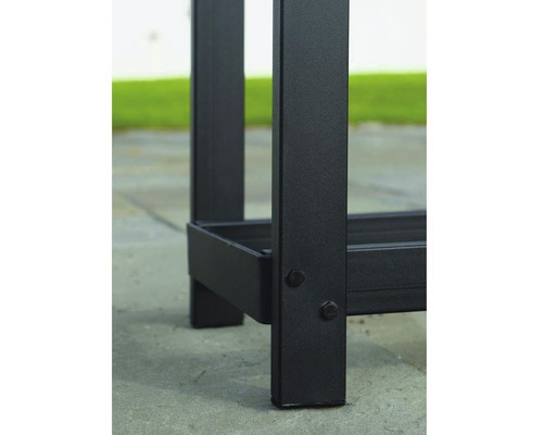 Detailansicht eines schwarzen Metalltisches mit Fokus auf die Tischbeine